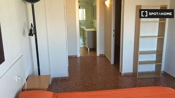 Zimmer zu vermieten in 4-Zimmer-Wohnung in La Saïdia, Valencia