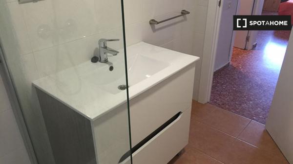 Zimmer zu vermieten in 4-Zimmer-Wohnung in La Saïdia, Valencia