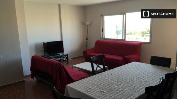 Zimmer zu vermieten in 4-Zimmer-Wohnung in La Saïdia, Valencia