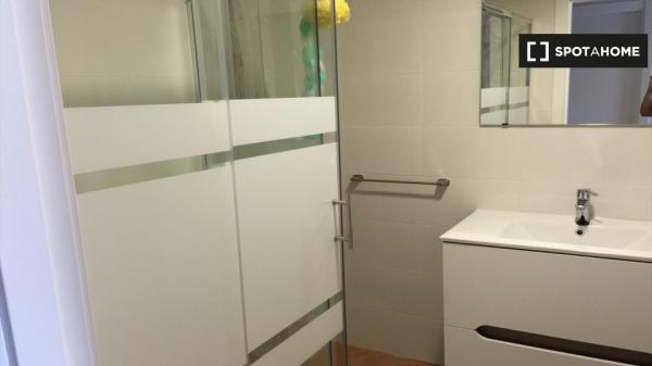 Zimmer zu vermieten in 4-Zimmer-Wohnung in La Saïdia, Valencia