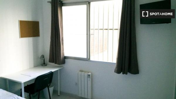 Room for rent in 6-bedroom apartment in Algirós, Valencia