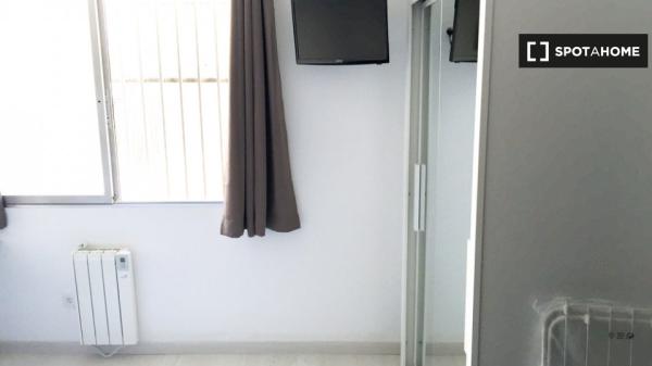 Room for rent in 6-bedroom apartment in Algirós, Valencia