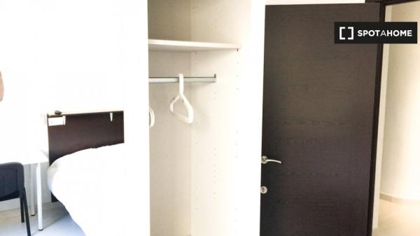 Room for rent in 6-bedroom apartment in Algirós, Valencia