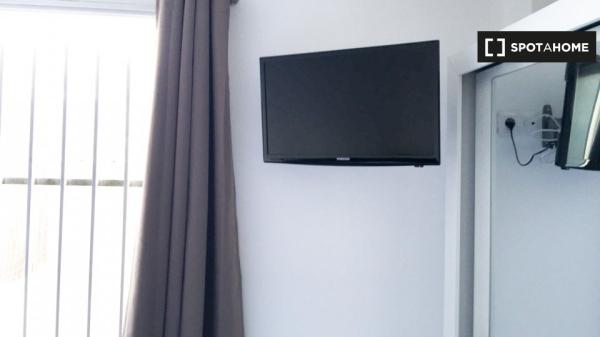 Room for rent in 6-bedroom apartment in Algirós, Valencia