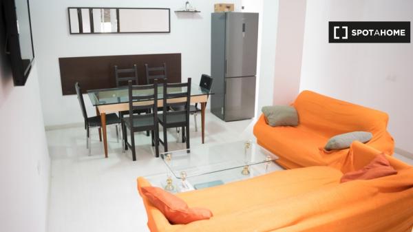 Room for rent in 6-bedroom apartment in Algirós, Valencia