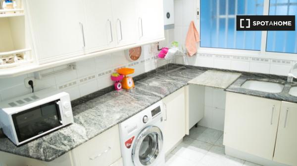 Room for rent in 6-bedroom apartment in Algirós, Valencia