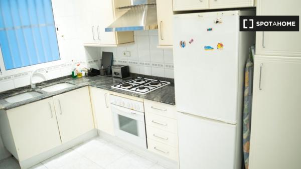 Room for rent in 6-bedroom apartment in Algirós, Valencia