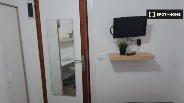 Pokoje do wynajęcia w 5-pokojowym mieszkaniu w Sant Antoni