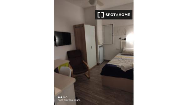 Pokoje do wynajęcia w 5-pokojowym mieszkaniu w Sant Antoni