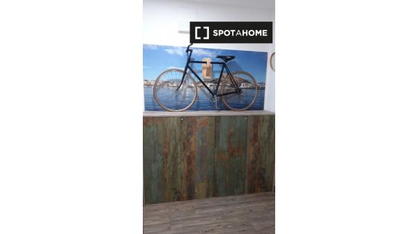 Pokoje do wynajęcia w 5-pokojowym mieszkaniu w Sant Antoni