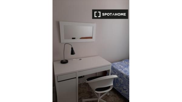 Se alquila habitación en piso de 4 habitaciones en Zaragoza