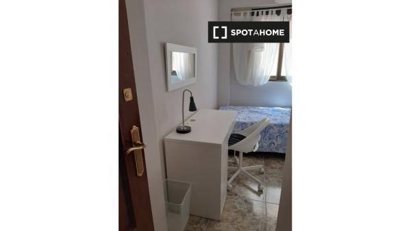 Se alquila habitación en piso de 4 habitaciones en Zaragoza