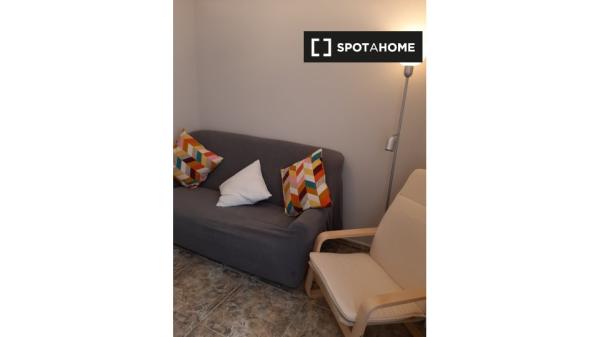 Se alquila habitación en piso de 4 habitaciones en Zaragoza