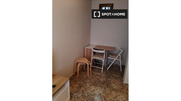 Se alquila habitación en piso de 4 habitaciones en Zaragoza