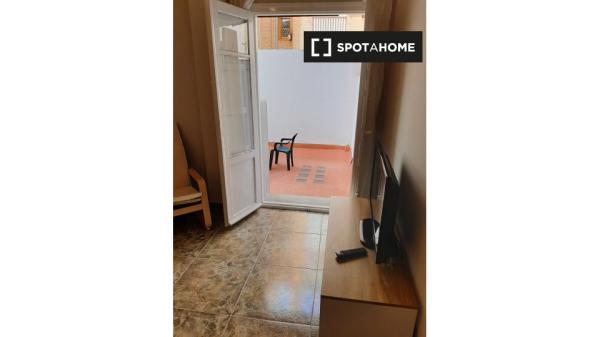 Se alquila habitación en piso de 4 habitaciones en Zaragoza