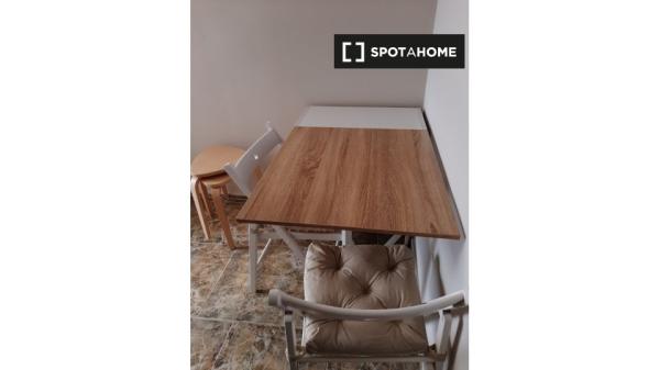 Se alquila habitación en piso de 4 habitaciones en Zaragoza