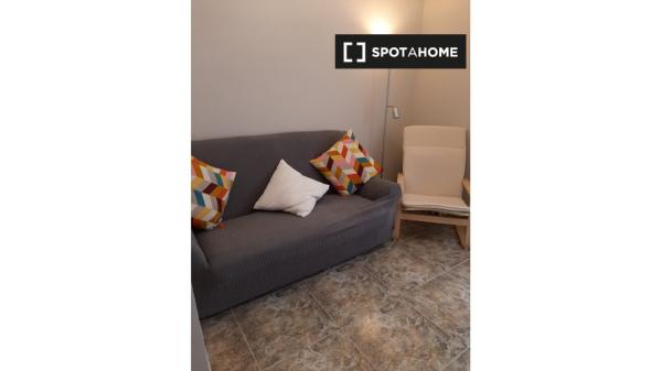 Se alquila habitación en piso de 4 habitaciones en Zaragoza