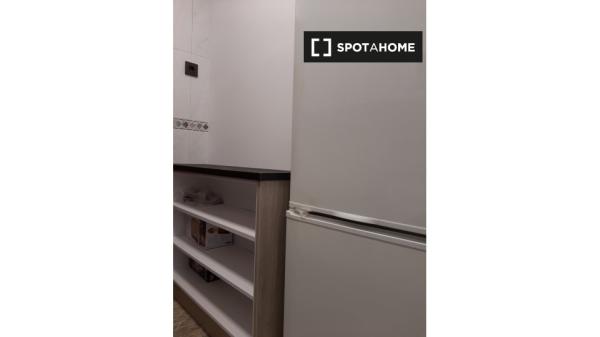 Se alquila habitación en piso de 4 habitaciones en Zaragoza