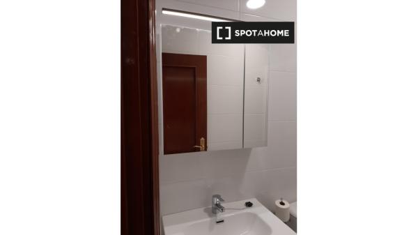 Se alquila habitación en piso de 4 habitaciones en Zaragoza