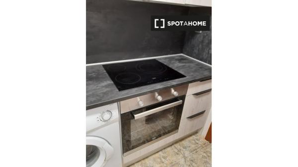 Se alquila habitación en piso de 4 habitaciones en Zaragoza