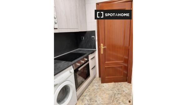 Se alquila habitación en piso de 4 habitaciones en Zaragoza