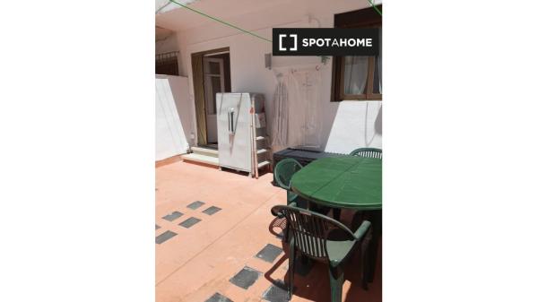 Se alquila habitación en piso de 4 habitaciones en Zaragoza