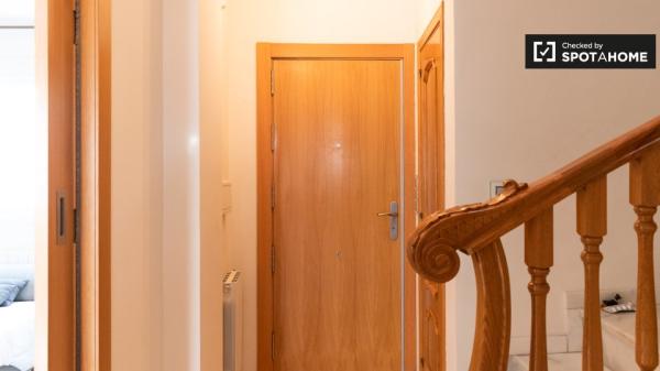 Piso de 4 dormitorios en alquiler en Barriada De La Paz, Granada