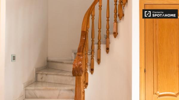 Piso de 4 dormitorios en alquiler en Barriada De La Paz, Granada