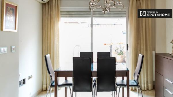 Piso de 4 dormitorios en alquiler en Barriada De La Paz, Granada