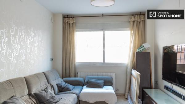 Piso de 4 dormitorios en alquiler en Barriada De La Paz, Granada