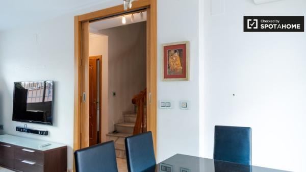 Piso de 4 dormitorios en alquiler en Barriada De La Paz, Granada