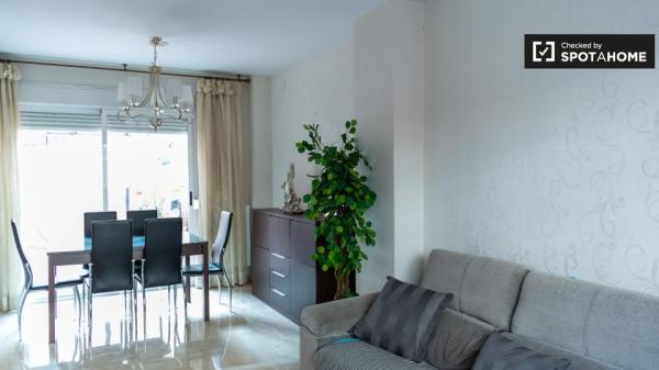 Piso de 4 dormitorios en alquiler en Barriada De La Paz, Granada