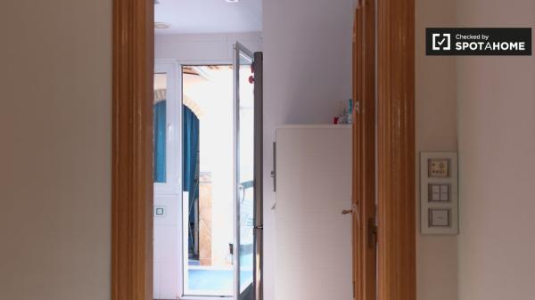 Piso de 4 dormitorios en alquiler en Barriada De La Paz, Granada