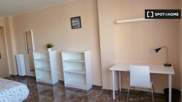 Se alquila habitación en piso de 5 habitaciones en Zaragoza
