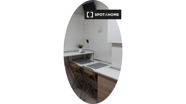 Se alquila habitación en piso de 5 habitaciones en Zaragoza