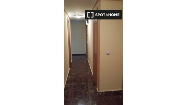 Se alquila habitación en piso de 5 habitaciones en Zaragoza