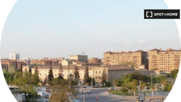 Se alquila habitación en piso de 5 habitaciones en Zaragoza