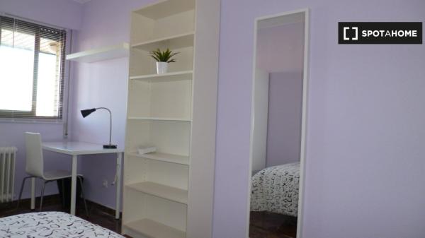 Se alquila habitación en piso de 5 habitaciones en Zaragoza