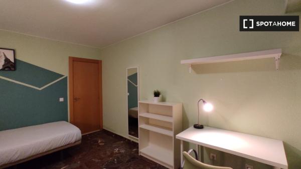 Se alquila habitación en piso de 5 habitaciones en Zaragoza