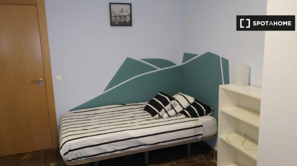 Se alquila habitación en piso de 5 habitaciones en Zaragoza