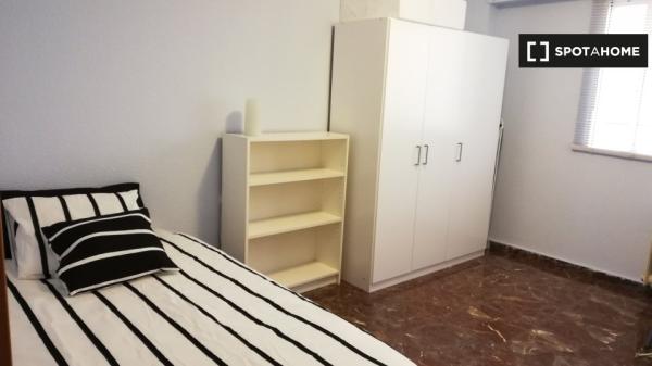 Se alquila habitación en piso de 5 habitaciones en Zaragoza