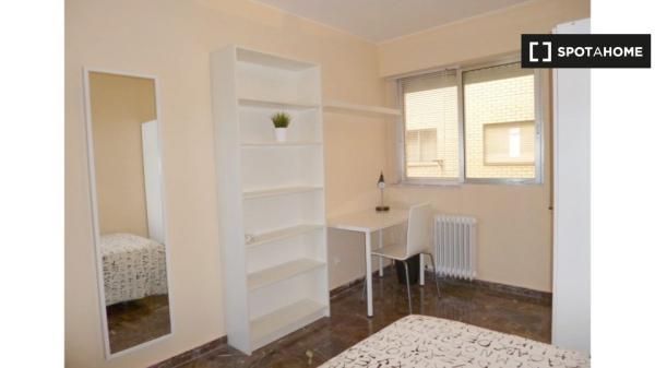 Se alquila habitación en piso de 5 habitaciones en Zaragoza