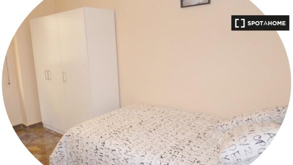 Se alquila habitación en piso de 5 habitaciones en Zaragoza