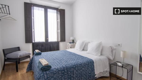 ¡Apartamento de 2 dormitorios en alquiler en el centro de Granada!
