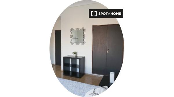 Se alquila habitación en piso de 6 habitaciones en Zaragoza