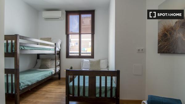 ¡Apartamento de 2 dormitorios en alquiler en el centro de Granada!