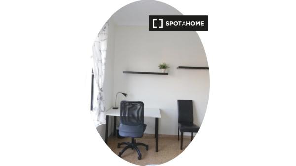 Se alquila habitación en piso de 6 habitaciones en Zaragoza