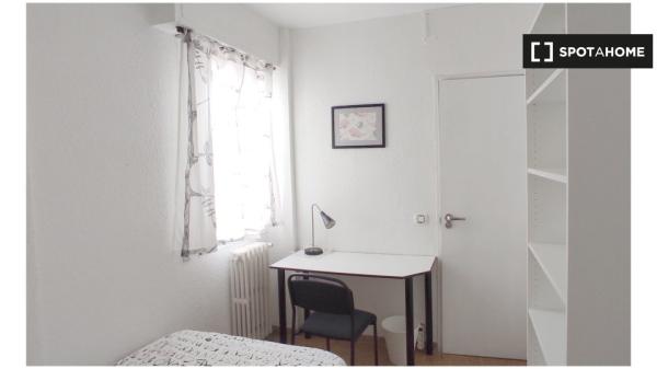 Se alquila habitación en piso de 6 habitaciones en Zaragoza