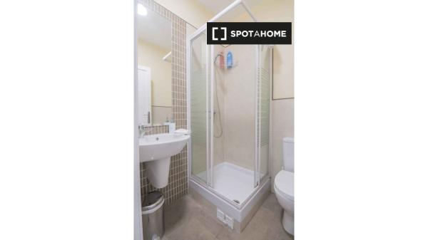 ¡Apartamento de 2 dormitorios en alquiler en el centro de Granada!