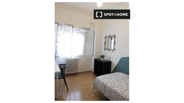 Se alquila habitación en piso de 6 habitaciones en Zaragoza